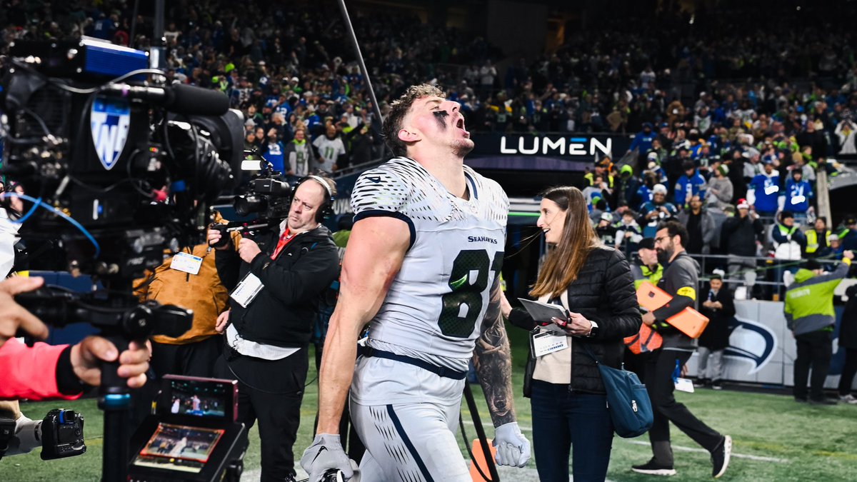 Seahawks's tweet photo. Nothing like a primetime dub. https://t.co/Ky1BFHMK3P