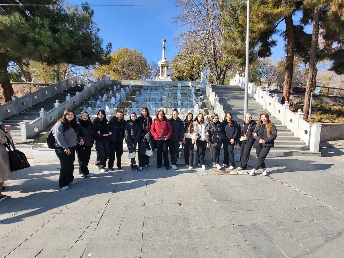 Mevlana Haftası kapsamında gerçekleştirilen bu anlamlı şehir gezisi, öğrencilerimizin manevi, kültürel ve tarihî değerlerle bağ kurmasına katkı sağlarken; geçmişini bilen, değerlerine sahip çıkan bireyler olarak yetişmelerine önemli bir katkı sundu.
<a href="/konyamem/">Konya İl MEM</a>
<a href="/MeslekiEgitim42/">Mesleki ve Teknik Eğitim - KONYA</a>