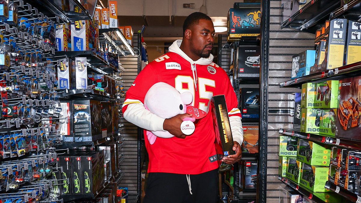 Chiefs's tweet image. Thanks to Make-A-Wish, @StoneColdJones and @M_Danna4 went on a shopping spree at @SCHEELS with Jack! 

His wish was to give back to others, so they purchased gifts for kiddos at a local children's hospital ❤️