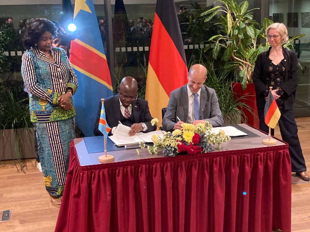 ALahatane's tweet image. 🚨🇨🇩🤝🇩🇪 Partenariat #RDC - #Allemagne : un nouveau pas franchi ! A Berlin, l’Allemagne s’est engagée à octroyer 161M€ pour 2025-2026.
Projets alignés sur le #PNSD et le PAG. 
Thèmes clés : paix &amp;amp; cohésion, gouvernance minière, biodiversité, forêts, eau, climat &amp;amp; énergie. 1/3