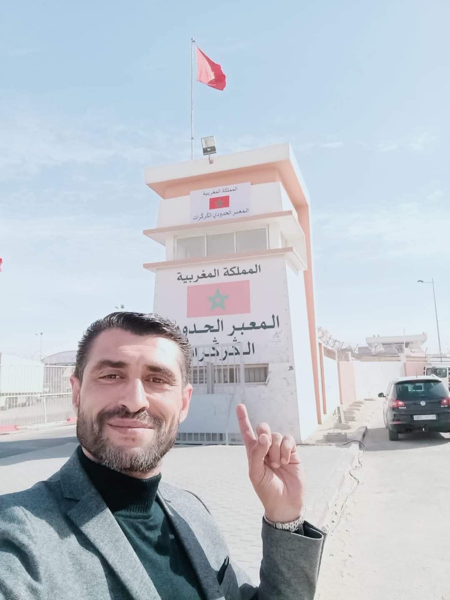 "قالت لي الصحراء المغربية: لا تحكموا علي من اسمي، فكم من صحراء انجبـت مدناً، وكم من فراغ ظننتموه صمتاً وهو ممتلئ بالحياة والكرامة والحكايات".

هذا الكتاب ليس سرداً سياسياً تقليدياً، بل شهادة صحفي عربي دخل الصحراء محملاً بالصور النمطية، فخرج منها بحقائق انسانية، ومشاهد حية، وتنمية