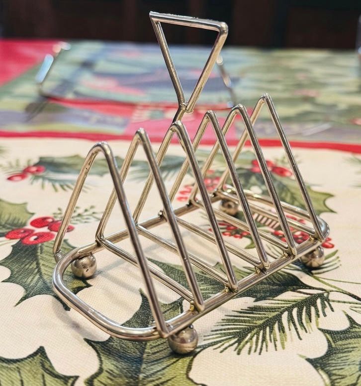 RogersJonesCo1's tweet image. DELIVERED FOR AUCTION THIS WEEK 
 
Mappin &amp;amp; Webb Christopher Dresser style Arts and Crafts silver toast rack, Sheffield 1904
 
ESTIMATE: £200 - 250
AUCTION: Colwyn Bay Monthly
DATE: February 10th

#mappinandwebb #christopherdresserstyle #artsandcrafts #silver #toasrack