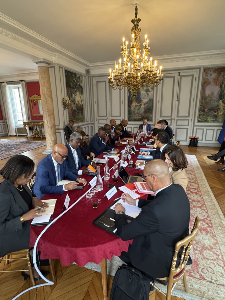 Représentant le groupe GPS à la réunion des élus de #Guadeloupe sur l’évolution institutionnelle au ministère des #outremer, j’ai rappelé que les réalités du pays imposent la prudence. Trop de compétences locales sont défaillantes et appellent des améliorations dès aujourd’hui.