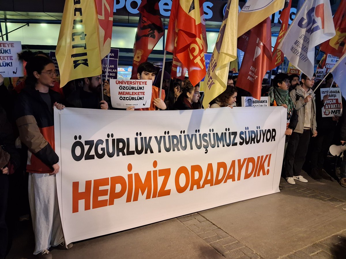 Rövanş peşinde koşanlar bilsin: Biz buradayız, özgürlüğümüz için memleketin dört bir yanında ayaktayız! 

 Kurtuluş yok tek başına ya hep beraber ya hiç birimiz!

#HepimizOradaydık