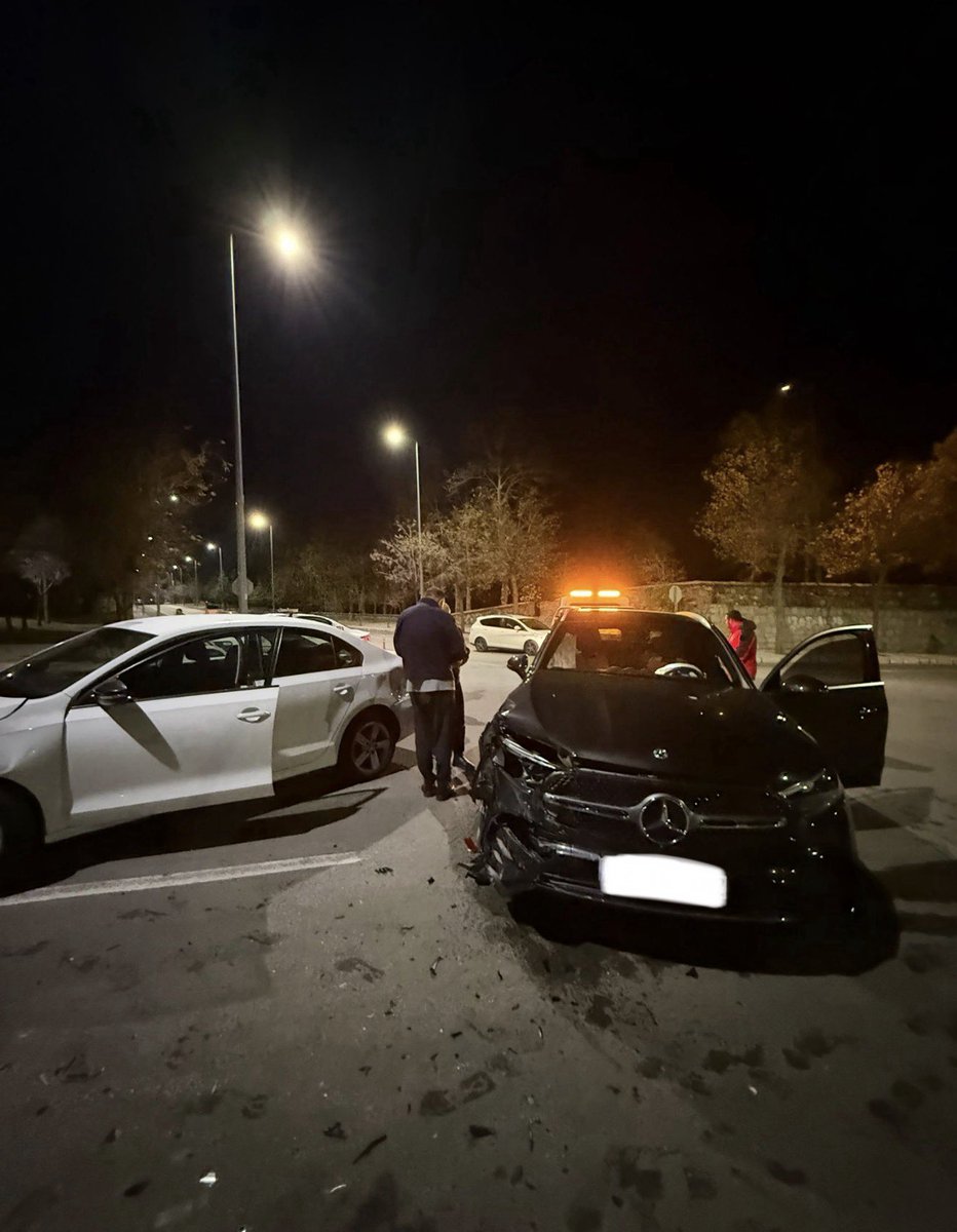 🚨 2 Milyonluk Kaskoyla 7 Milyonluk Arabaya Çarparsan Ne Olur?

“Ben sadece trafik sigortamı yaparım, kaskoyla uğraşmam…” diyenler

Gelin size gerçek bir olay anlatayım.

Aşağıda iki araç var.
➡️ Siyah araç: Benim müşterim
➡️ Diğer araç: DUR levhası olan tali yolda 100 km hızla