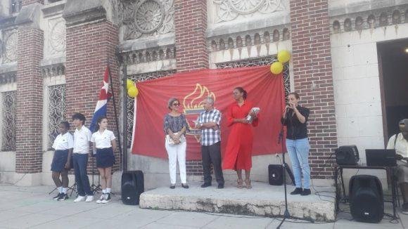 Caique_Cuba's tweet photo. MINCULT celebra Día del Educador con entrega de materiales en secundaria Guido Fuentes

#PasiónXCuba https://t.co/OUH0wfUjj4