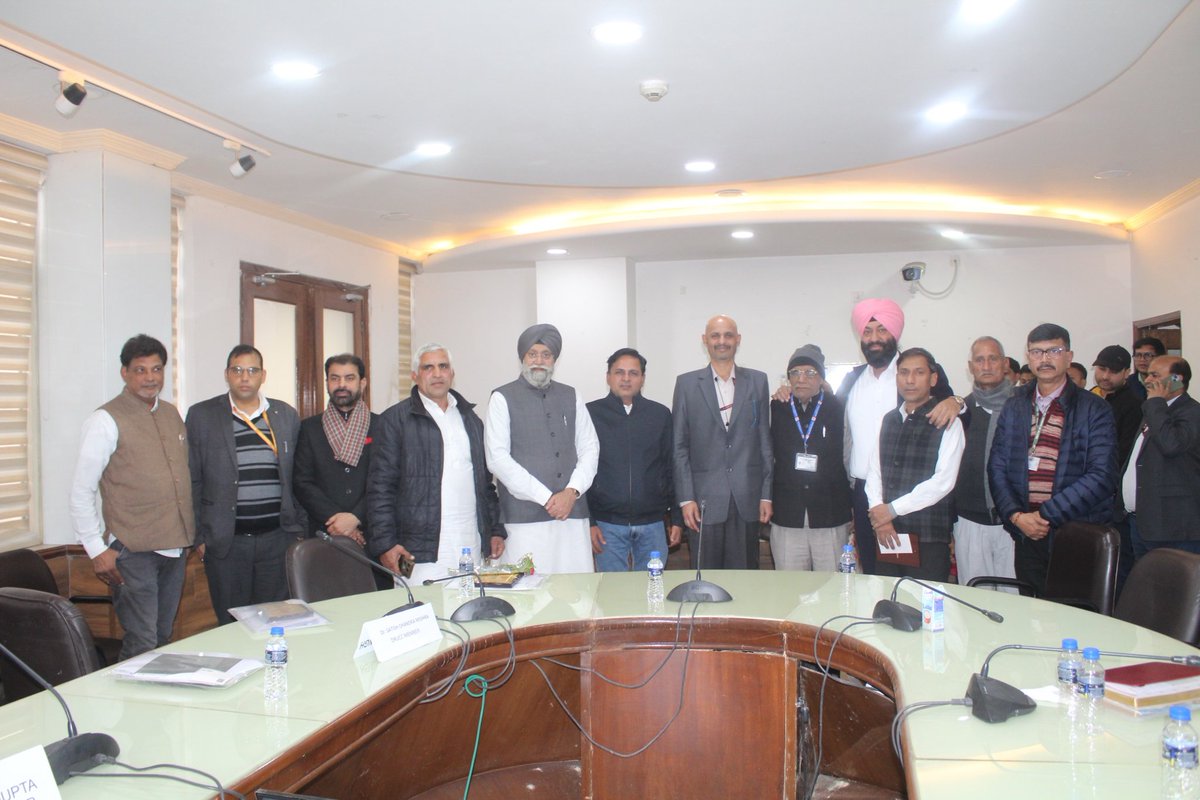 इस अवसर पर दिल्ली मण्डल के विभिन्न विभागों के वरिष्ठ अधिकारी तथा उपयोगकर्ता परामर्शदात्री समिति (डी.आर.यू.सी.सी.) के सदस्य उपस्थित रहे।