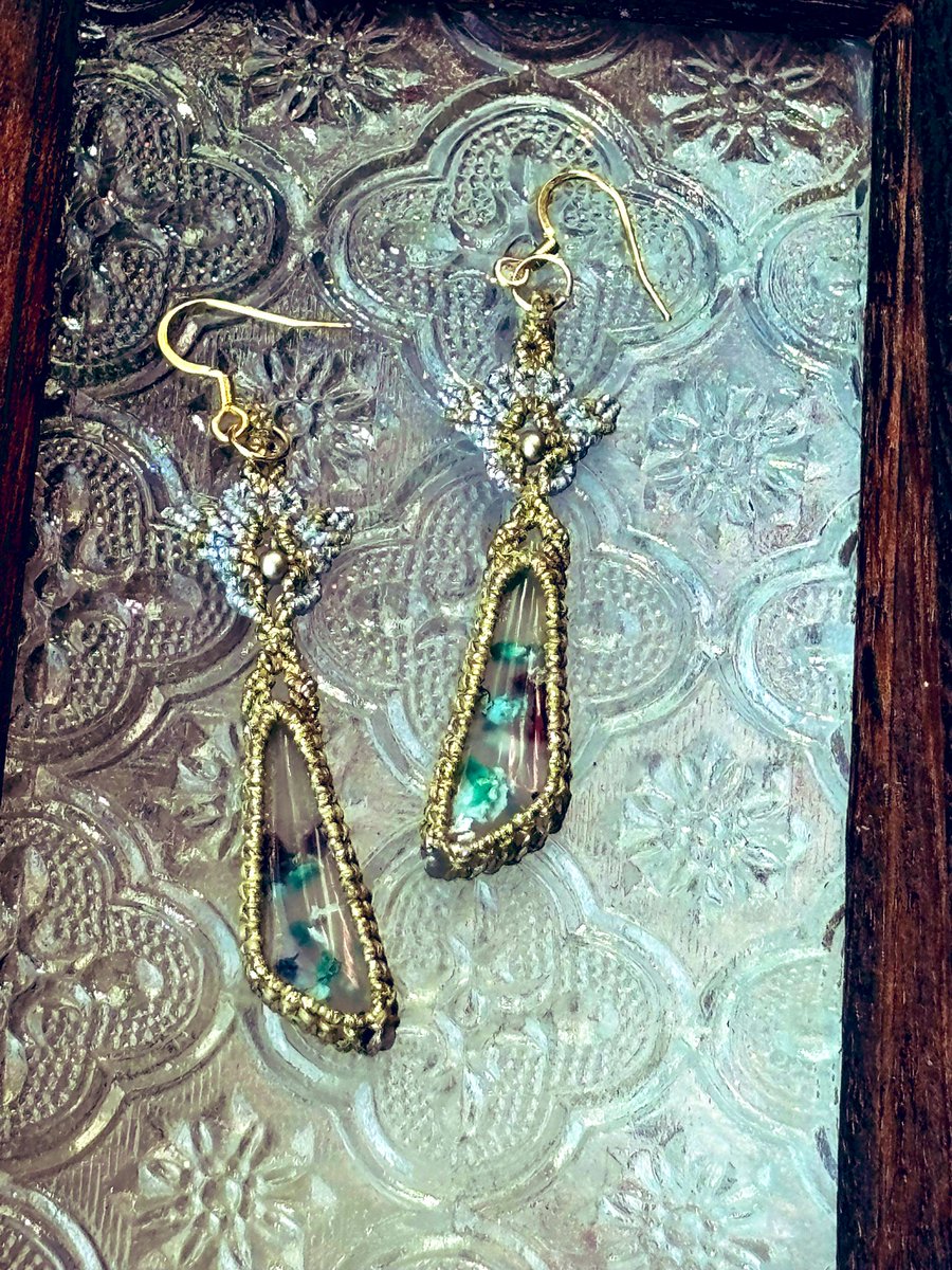 オーダーをいただいて作らせていただきました！

『地球の記憶・彩舞』ピアス

コンフェッティクリソコラ
コンフェッティは紙吹雪という意味。カルセドニーの中にクリソコラなど、色とりどりの鉱石が舞う美しい石です。こんなに透明度の高いものは珍しく貴重だそうです。