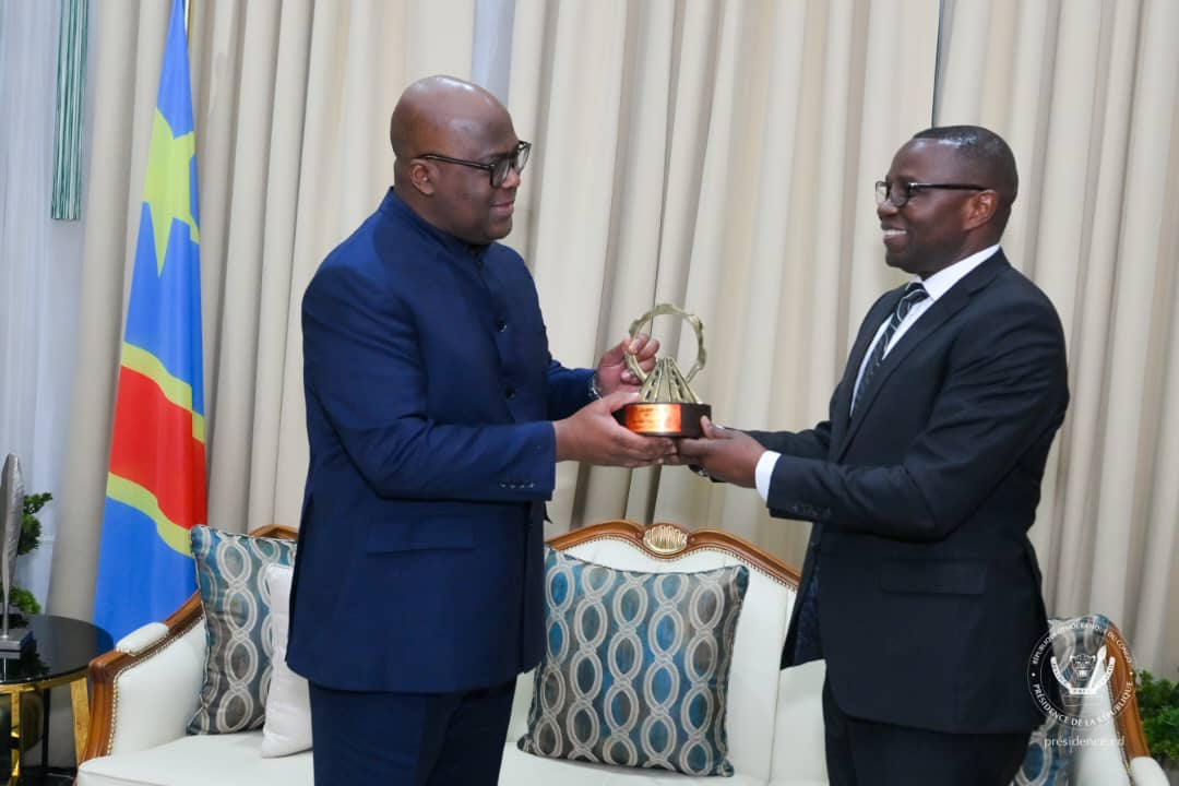 julienpalukucom's tweet photo. TOMBWAMA RDC: INFRASTRUCTURES ET DÉVELOPPEMENT 

En marge du Conseil des Ministres de ce vendredi 19 décembre 2025, je me suis acquitté d'un devoir, celui de remettre à S.E Félix-Antoine TSHISEKEDI, Président de la République, Son PRIX DE GRAND BÂTISSEUR lui décerné le 14 décembre 2025 par la Coordination du Trophée TOMBWAMA.
Pour sa vision, doublée de Leadership, la mise en place des politiques publiques inhérentes à la construction et à la réhabilitation des infrastructures en RDC, son rôle central avéré dans l'édification des ouvrages, la Cordination du Trophée pilotée par Aimé Mutombo a conféré le Jury à une équipe multidisciplinaire qui a reconnu le mérite des personnalités et des entreprises privées et étatiques qui se sont distinguées en 2025.
Toutes me félicitations au Président de la République pour le pilotage qu'il ne cesse d'assurer afin que la RDC retrouve sa plus belle robe en termes d'infrastructures structurantes. @fatshi13