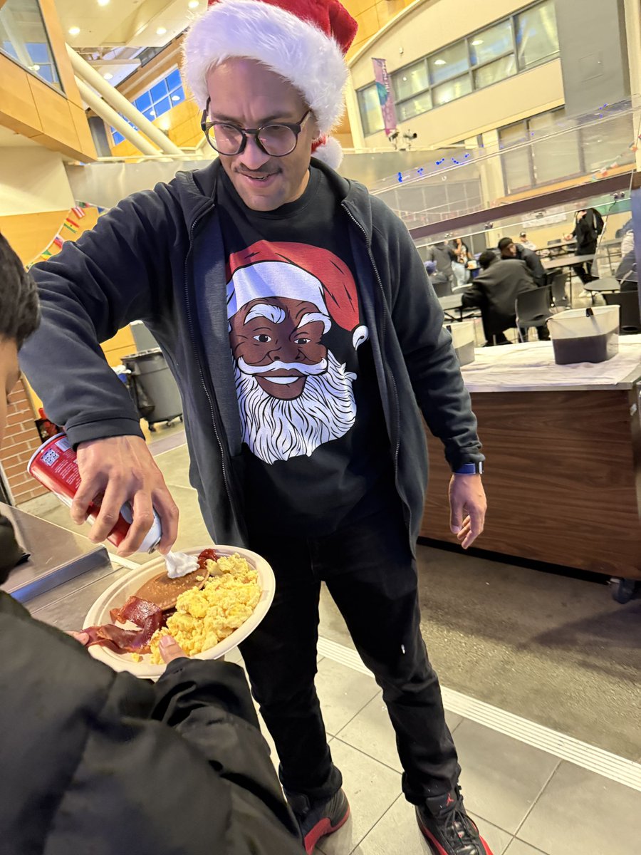 CMRobSaka's tweet image. Pancakes w/Joy at Denny Middle School 🥞😋 no better part of my job to meet Principal Ingraham, Chef Park, and 35-year veteran  ‘Lunch Lady’ Doree AND all the hungry students and parents! The spirit in this school is inspiring! #beststudents #westisbest