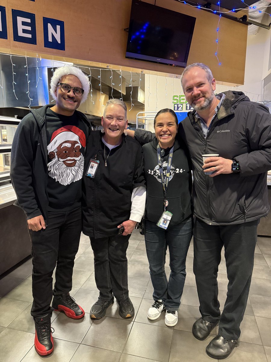 CMRobSaka's tweet image. Pancakes w/Joy at Denny Middle School 🥞😋 no better part of my job to meet Principal Ingraham, Chef Park, and 35-year veteran  ‘Lunch Lady’ Doree AND all the hungry students and parents! The spirit in this school is inspiring! #beststudents #westisbest