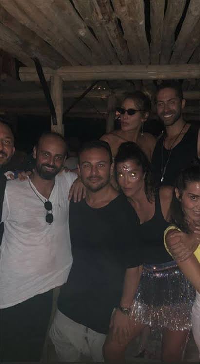 Bak bak denize bak <a href="/dddenizakkaya/">Deniz Akkaya</a> 
Kimlerle sıkı fıkı ! bize abaza diyene bak 

Hakkında yakalama kararı çıkarılan #KasımGaripoğlu değil mi o yanındaki 

Hani evinde yapılan aramalarda uyuşturucu hap, likit u’yuşturucu, sahte dolar ve s’ilahların ele geçirildiği de açıklanan