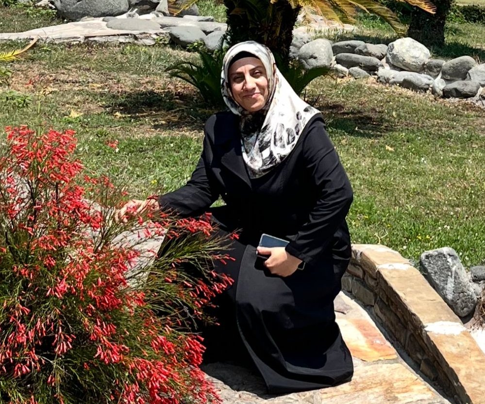 KHK ile kapatılan bir kurumda çalıştığı için tutuklanan 7 aylık hamile Leyla Arslan 4 Ağustos'tan beri cezaevinde. 
 İlk gebeliğinde gebelik zehirlenmesi geçiren Arslan, şimdi aynı riskle karşı karşıya. 

<a href="/MahinurOzdemir/">Mahinur Özdemir Göktaş</a>
YasayaRağmen HamilelerHapis