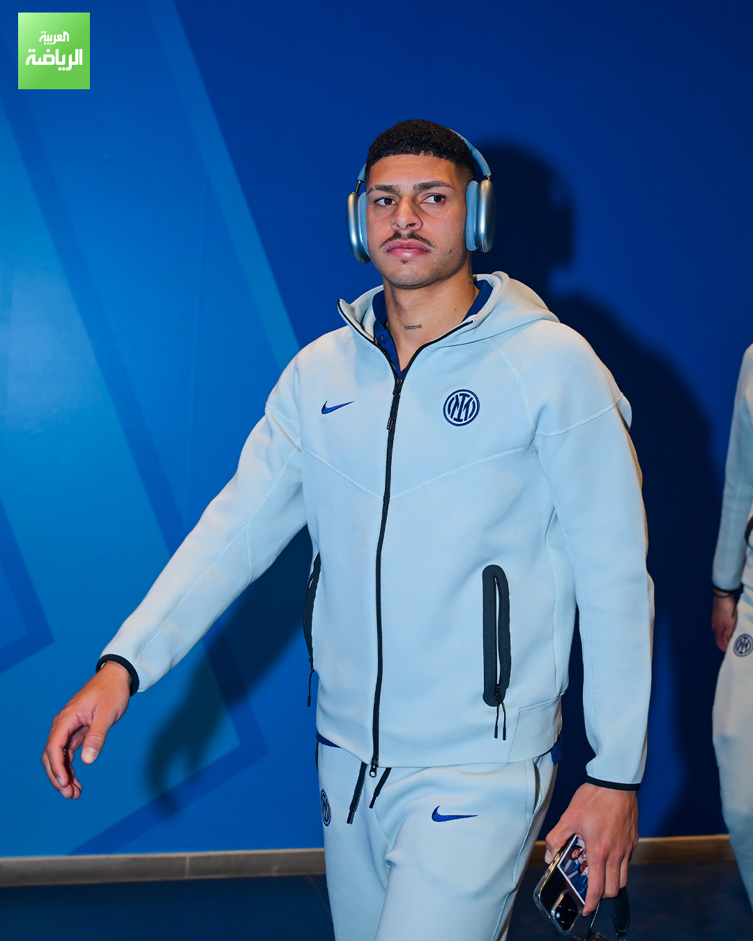 لاعبو إنتر ميلان وبولونيا في ملعب الأول بارك قبل المباراة بينهما في نصف نهائي السوبر الإيطالي 