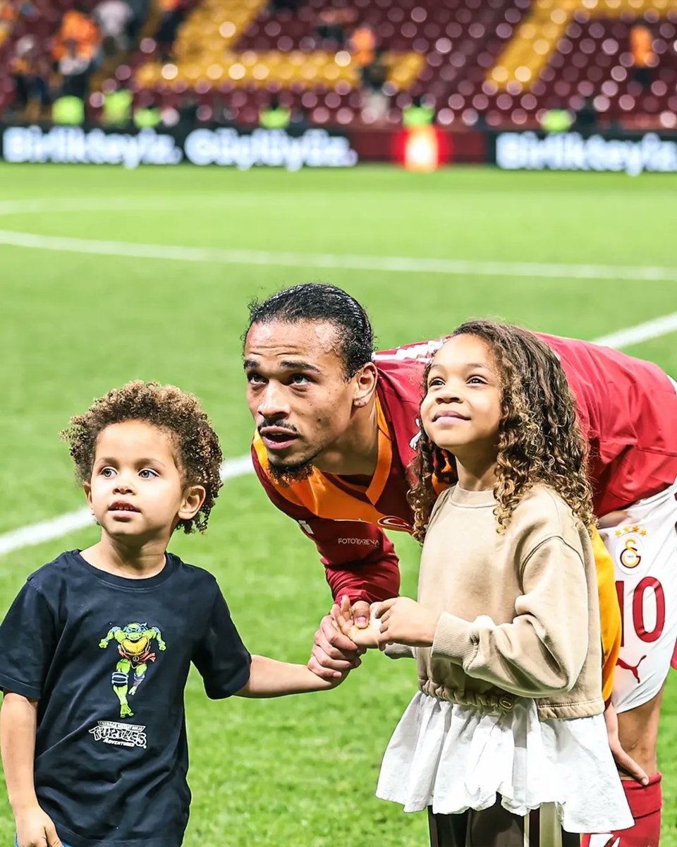 SaldirGLTSRY's tweet photo. 🗣️ Ali Naci Küçük: "Leroy Sane'nin ailesi İstanbul'a geldi.   Hamit Altıntop'un Kemerburgaz'daki evi artık Leroy Sane'nin. 6 yaşındaki çocuğu Kemerburgaz'da özel okula yazdırıldı. Düşünün ki; Leroy Sane, Bayern Münih'te oynarken ailesi Münih'te değil Londra'da yaşıyordu. Münih'te yaşamayan aile, Sane'nin Galatasaray'da gördüğü sıcaklık sonrası artık İstanbul'da yaşayacak."