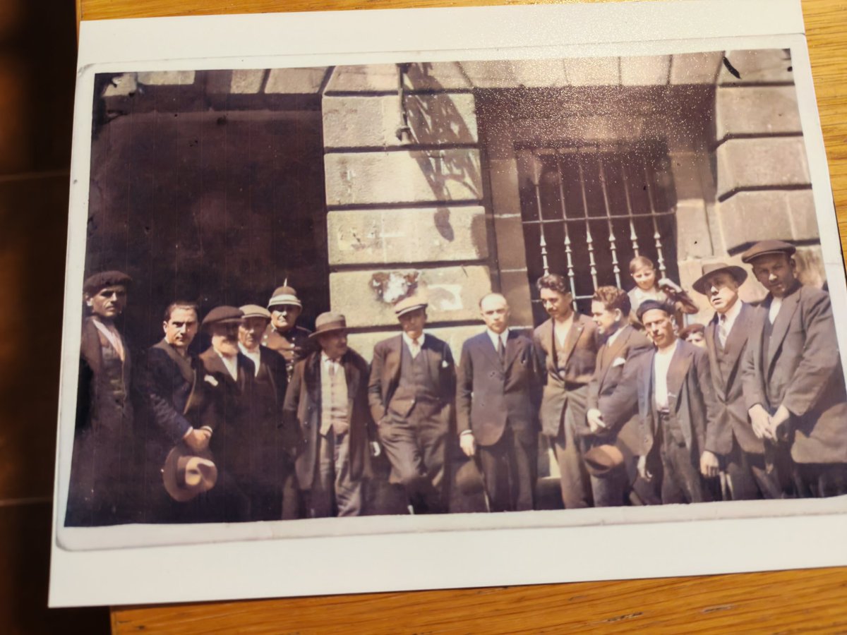 Corporación municipal de Betanzos na II República,co alcalde socialista Beade,que gañara prestixio previamente no agrarismo, liderando o desenrolo do cooperativismo.
Meu bisavó,o primeiro á esquerda ollando de fronte,do lugar de Caraña,era concelleiro con él.
Fotaza.
#república