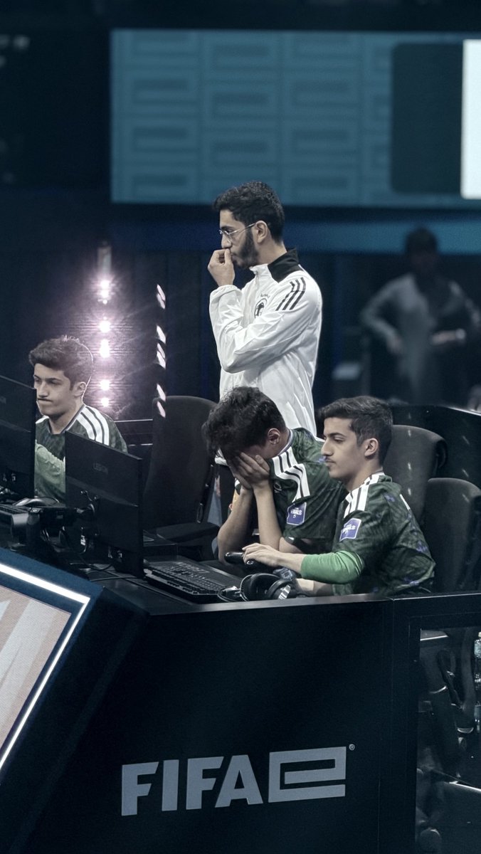 أكثر لاعب خسر نهائيات، ومرّ بأسوأ السيناريوهات، ومع ذلك عمره ما بكى ولا انهزم نفسيًا.

لكن لما حس إن الموضوع يمس المنتخب…
ما قدر يخفي مشاعره امام الناس.

معوّض أبو التي، أقسم بالله إنك أسطورة.
شكرًا على كل شيء قدمته في البطولة 🤍🇸🇦