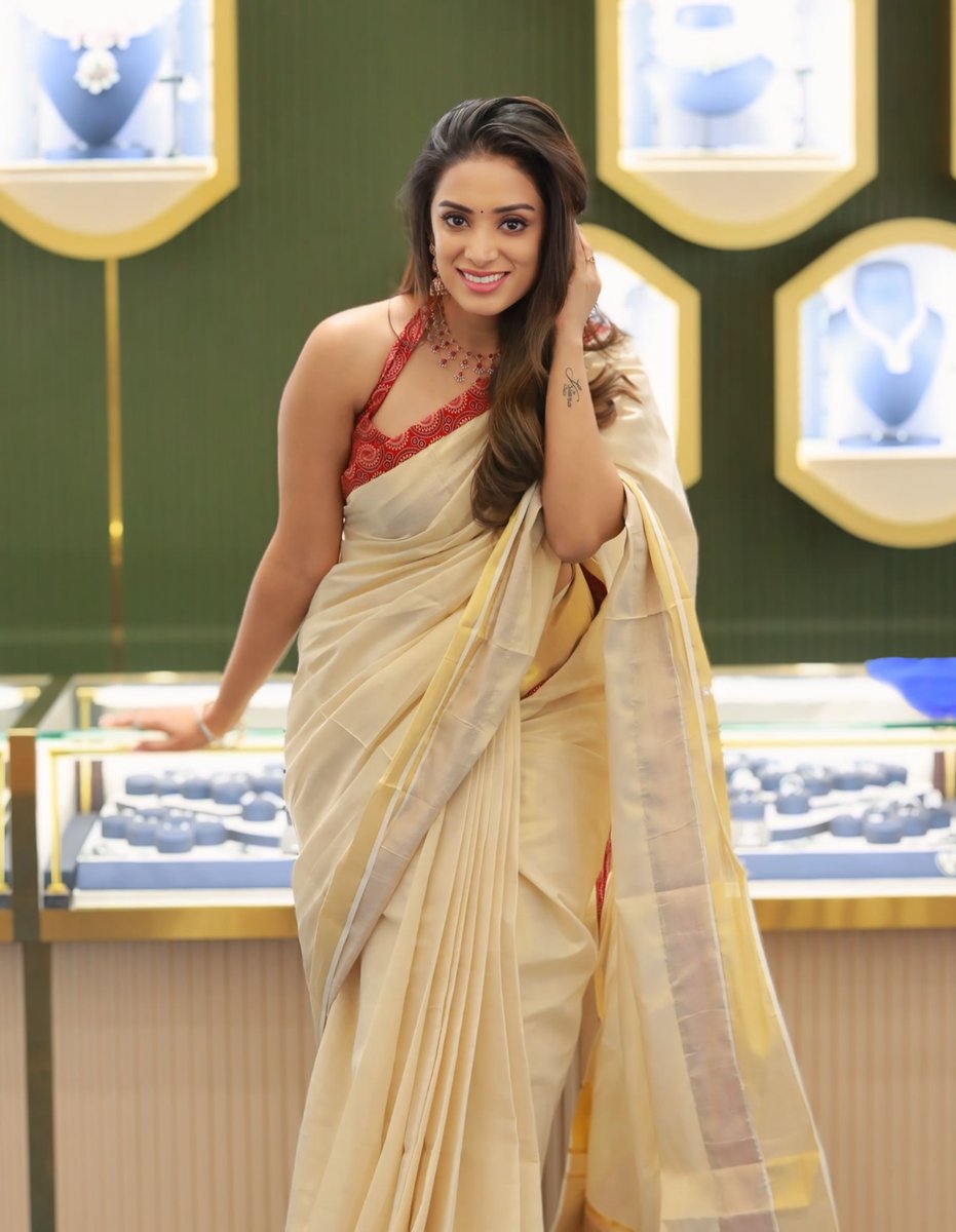 indian_beautee's tweet photo. Charming 🤍✨
Diya💫
#DiyaMenon
#saree https://t.co/3WtjGOg4jv