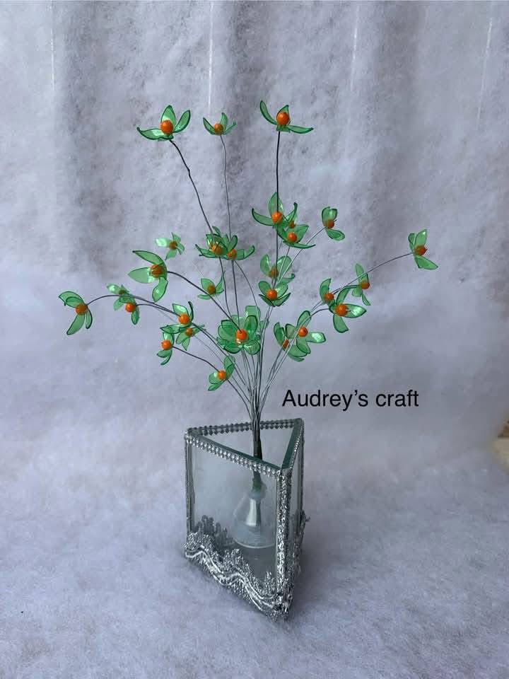 This is an empty PLASTIC BOTTLE 
Very unique piece made from waste

Crafted by <a href="/Audreys_Crafts/">TRASH DIARIES 🦋</a> 

Abeg retweet if you love what I do 🙏
Your likes and share will go a long way