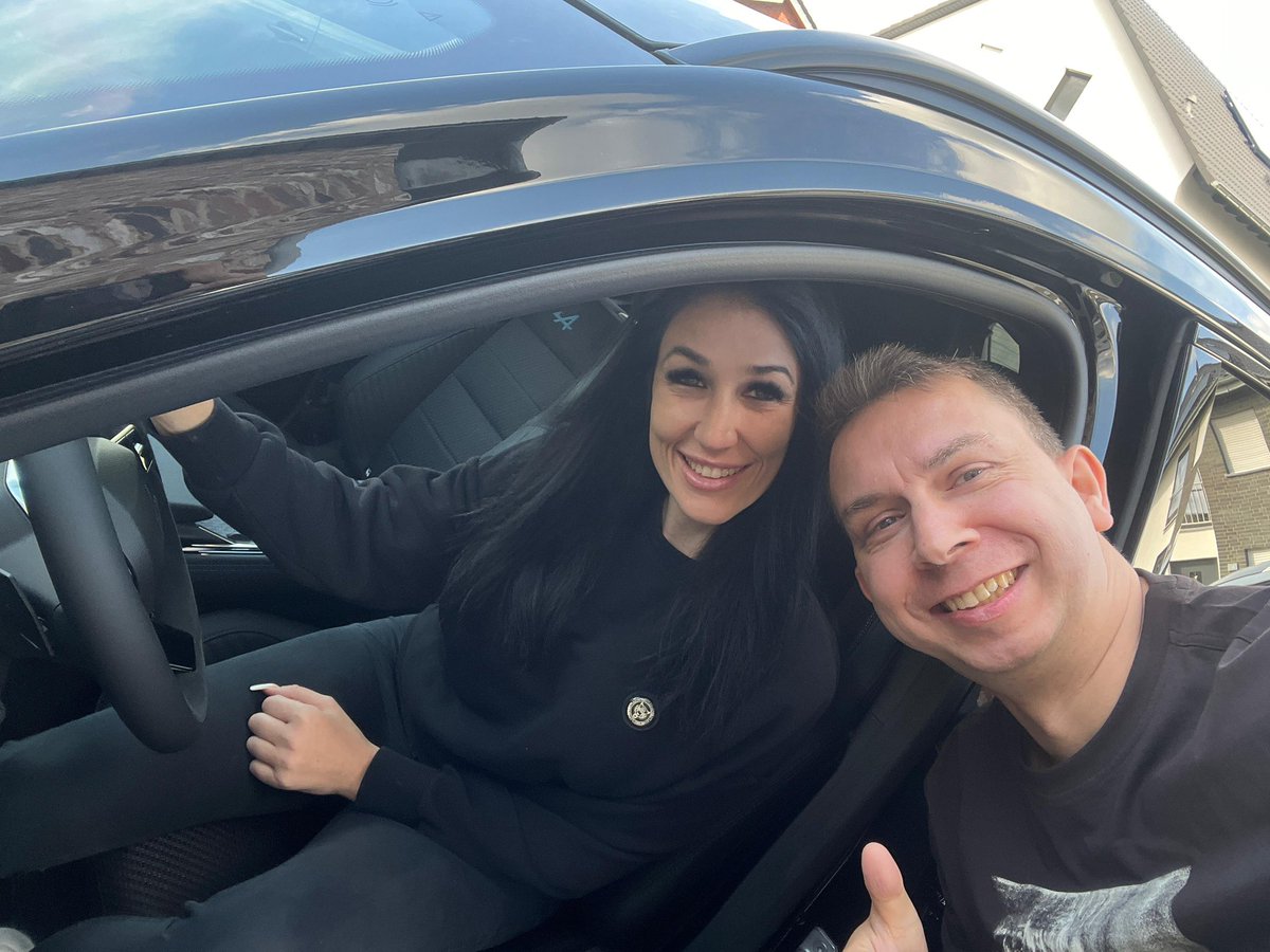 Seit Oktober rollen wir mit unserem Renault Austral E-Tech Full Hybrid durch die Gegend – und wir sind absolut verliebt! 😍
Der schwarze Esprit Alpine mit den fetten 20-Zöllern, dem aggressiven Kühlergrill und dem glänzenden Finish sieht einfach mega aus. Innen ist es pure