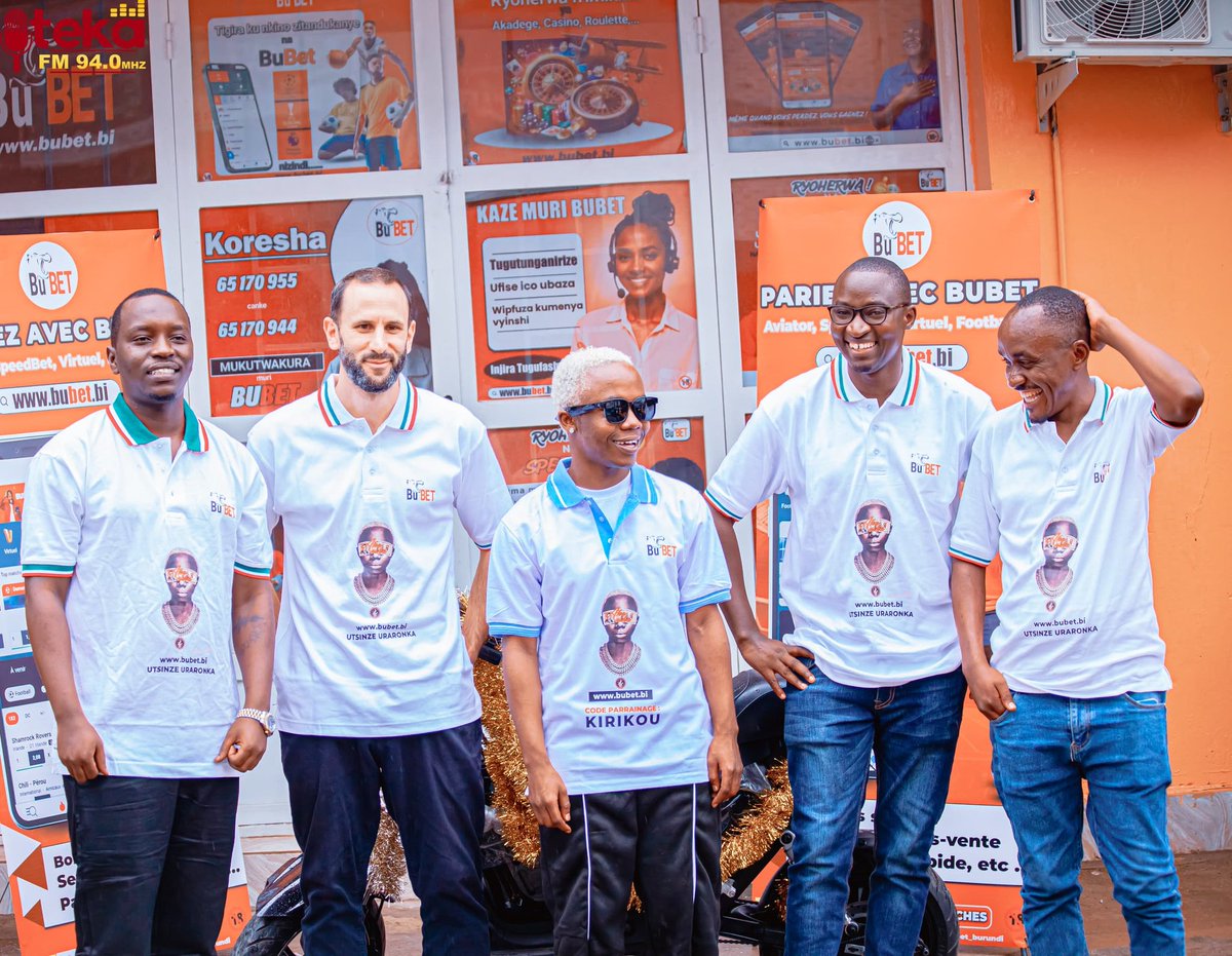 MagazineJimbere's tweet photo. 🗣️ Le chanteur burundais #Kirikou, connu pour sa chanson à succès "Aha nihe" (plus de 7 millions de vues sur YouTube), a signé un contrat d’un an avec la société #Bubet (BBL Capital) pour promouvoir ses activités 

✍🏿 Ce partenariat, annoncé ce 19 décembre 2025, vise à soutenir la musique burundaise et renforcer l’image de Bubet

🙏🏾 Kirikou salue cette opportunité et encourage d’autres entreprises à soutenir les #artistes locaux

#Burundi