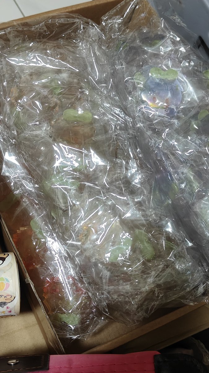 I apologise for the delay, freebie blockies just arrived so I'll start packing and shipping out in stock orders asap!;;