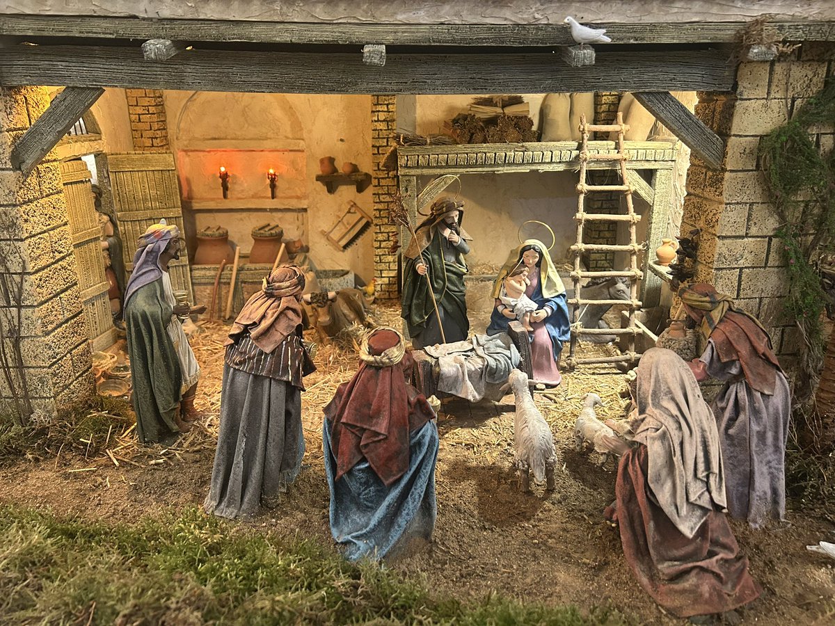 Voy a decir algo “revolucionario” en estos tiempos: me gusta la Navidad porque conmemoramos el nacimiento de Jesús; me gusta poner el Belén con mis hijos; me gustan los villancicos, la cabalgata de Reyes y la ilusión de los más pequeños.
¡Feliz Navidad a todos!