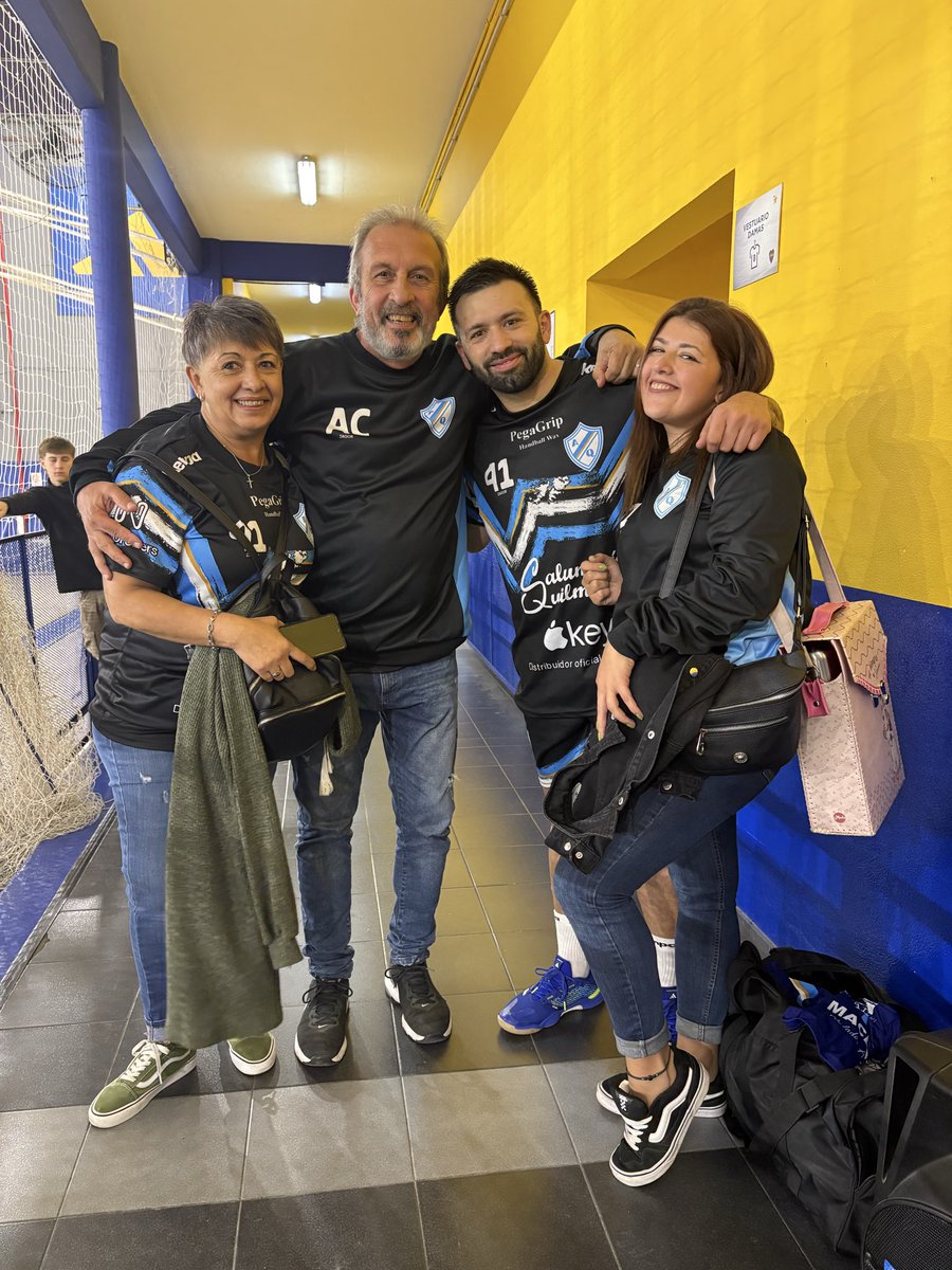 Cande_mzh's tweet photo. Mi foto del año es mi foto familiar acompañando a mi hermano en un partido de Handball 
#SeFueLarga 
LOS AMOOOOOO❤️‍🩹 https://t.co/lKB32eV8RY