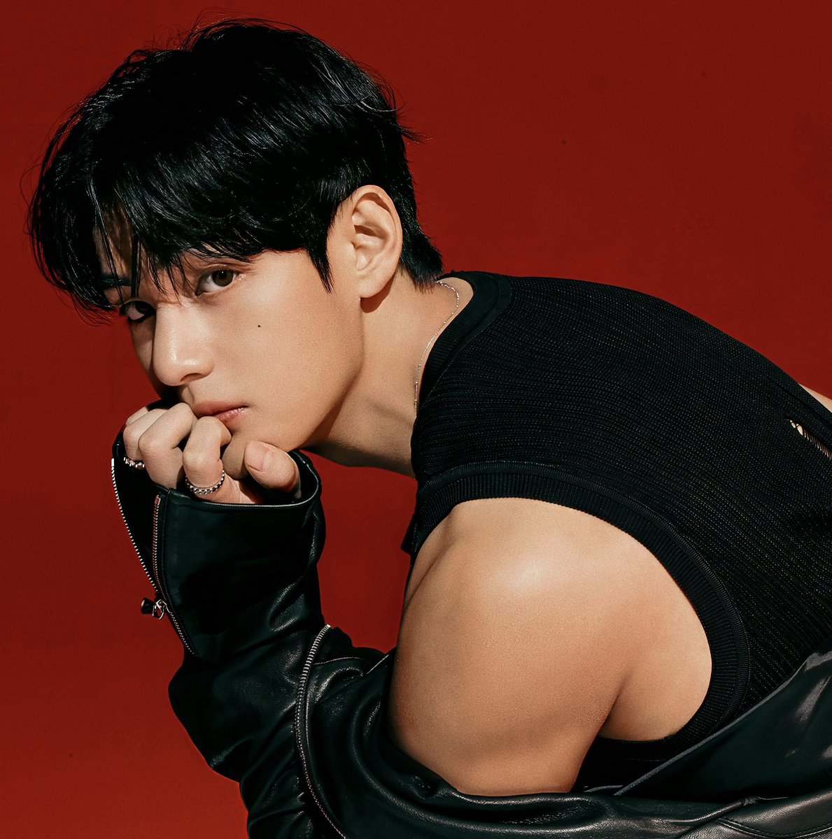 kthscharts's tweet image. V joins Jimin and JungKook as the only K-pop soloists to have multiple songs charting for a whole year on Spotify Weekly Chart