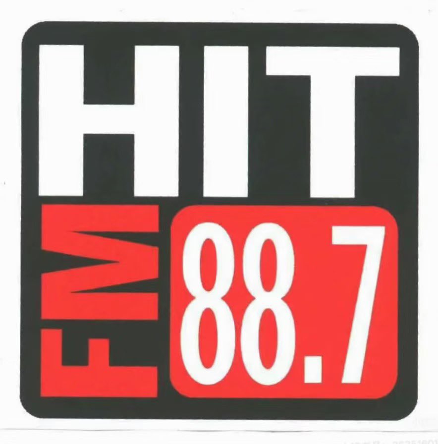 十分可惜，我所服务过七年的 HIT FM 就要停播了。

我一毕业就进入了 HIT FM。在那工作最奇特的经历，莫过于20岁刚出头的我，第一次去办美国签证，签证官是位金发小伙，他看着我的材料，突然瞪大了眼睛：“Really? Are you HIT FM DJ？”

我说：“Yep. I’m Garfield. Have you ever listened to my