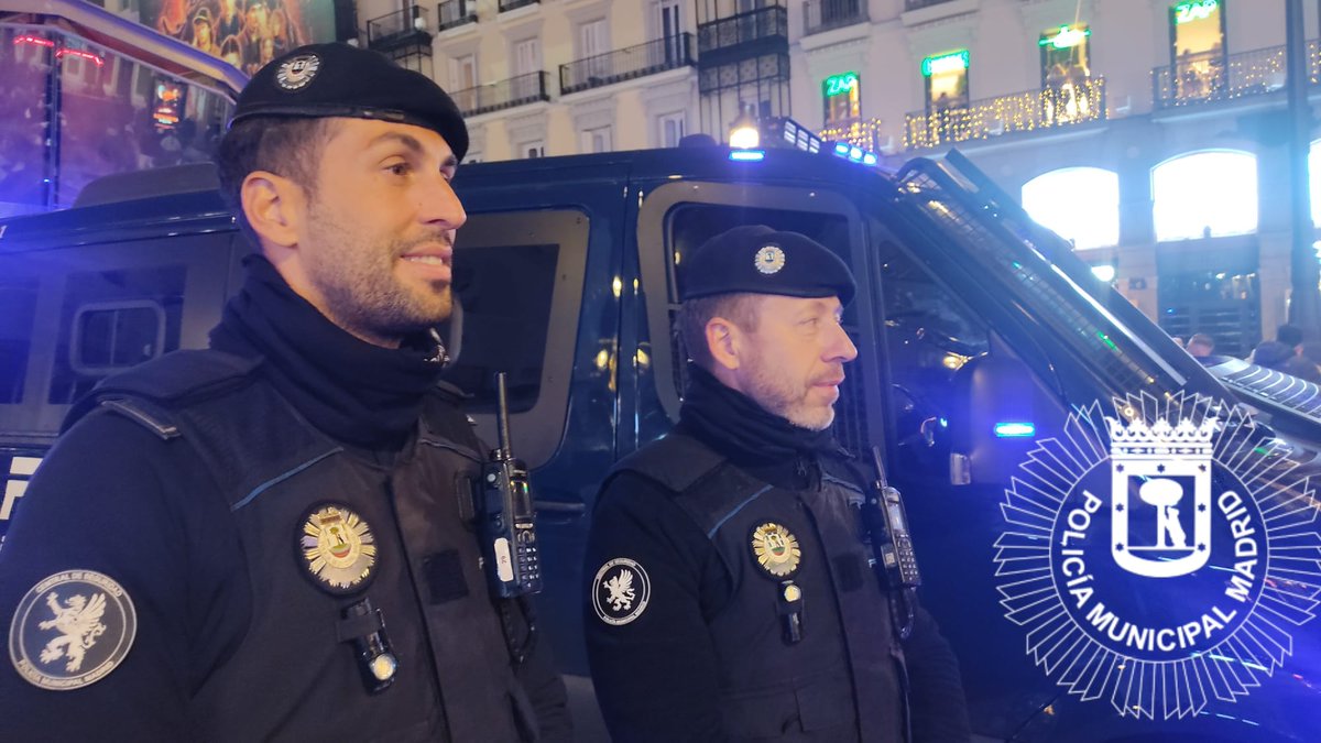 policiademadrid's tweet image. 👮👮‍♀️Durante todas estas fechas navideñas nuestros compañeros de la #ComisaríaCentraldeSeguridad tienen varios puestos fijos en el centro de Madrid para velar por tu seguridad y evitar cualquier altercado

#laPolicíadeTuCiudad
#VocaciónPorMadrid