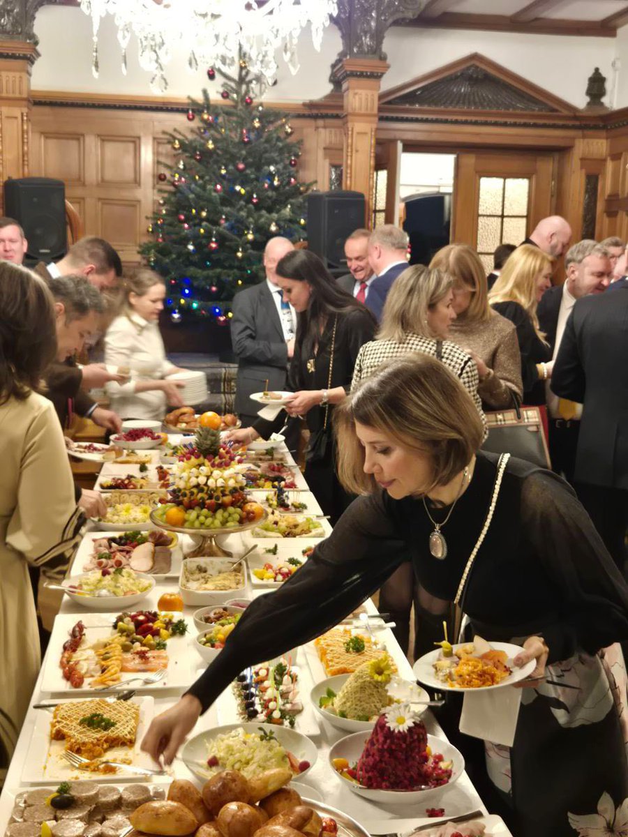 RusEmbSwiss's tweet image. 🥂 17 декабря в Посольстве состоялся приём по случаю празднования Нового года и Рождества.

Посол России в Швейцарии Сергей Гармонин выступил с речью перед собравшимися, в которой подвёл итоги уходящего 2025 года.

Особый акцент был сделан на праздновании 80-й годовщины Победы.