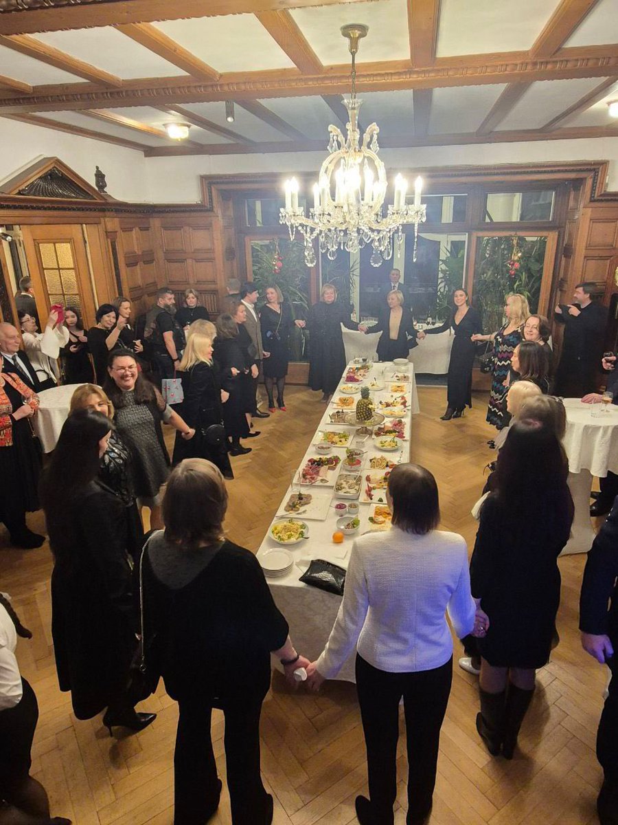 RusEmbSwiss's tweet image. 🥂 17 декабря в Посольстве состоялся приём по случаю празднования Нового года и Рождества.

Посол России в Швейцарии Сергей Гармонин выступил с речью перед собравшимися, в которой подвёл итоги уходящего 2025 года.

Особый акцент был сделан на праздновании 80-й годовщины Победы.