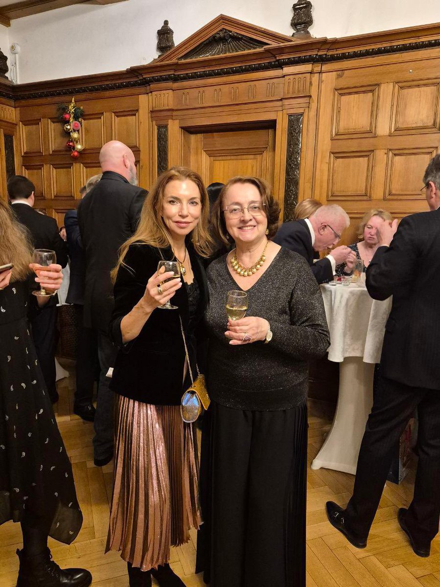 RusEmbSwiss's tweet image. 🥂 17 декабря в Посольстве состоялся приём по случаю празднования Нового года и Рождества.

Посол России в Швейцарии Сергей Гармонин выступил с речью перед собравшимися, в которой подвёл итоги уходящего 2025 года.

Особый акцент был сделан на праздновании 80-й годовщины Победы.