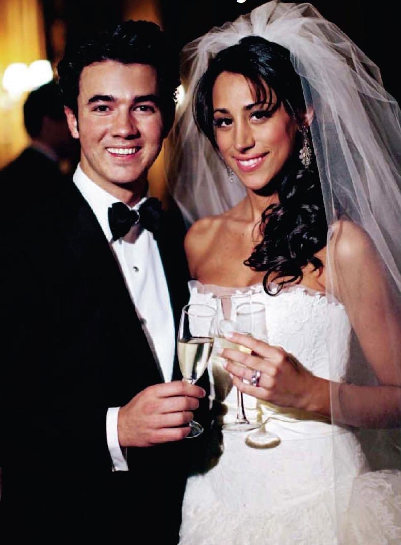 infokevinjonas's tweet photo. GOALS! 💍✨
Kevin Jonas e Danielle estão celebrando 16 anos de casamento. Parabéns ao nosso casal favorito! 🩵 https://t.co/oamdKXBkpL