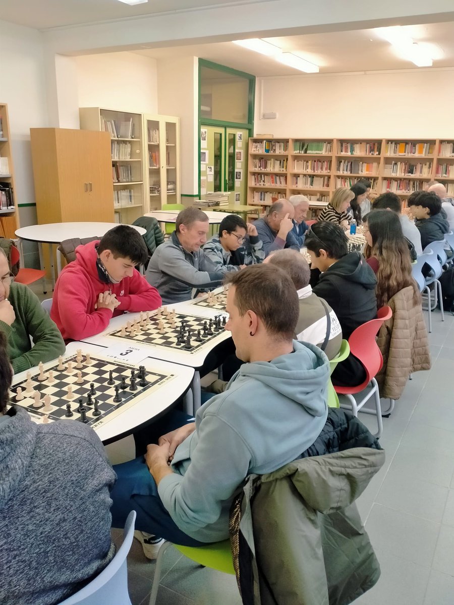 ♟✨ Encuentro de ajedrez 
Para cerrar este trimestre, alumnado del Taller de Ajedrez del <a href="/CepaElCamino/">CEPA El Camino (Almazán)</a> ha participado esta mañana en un torneo suizo de 5 rondas junto a estudiantes del <a href="/IES_Gaya/">IES_GayaNuño</a> 🤝
¡Buenas jugadas 🧠 y mejor convivencia 😄!