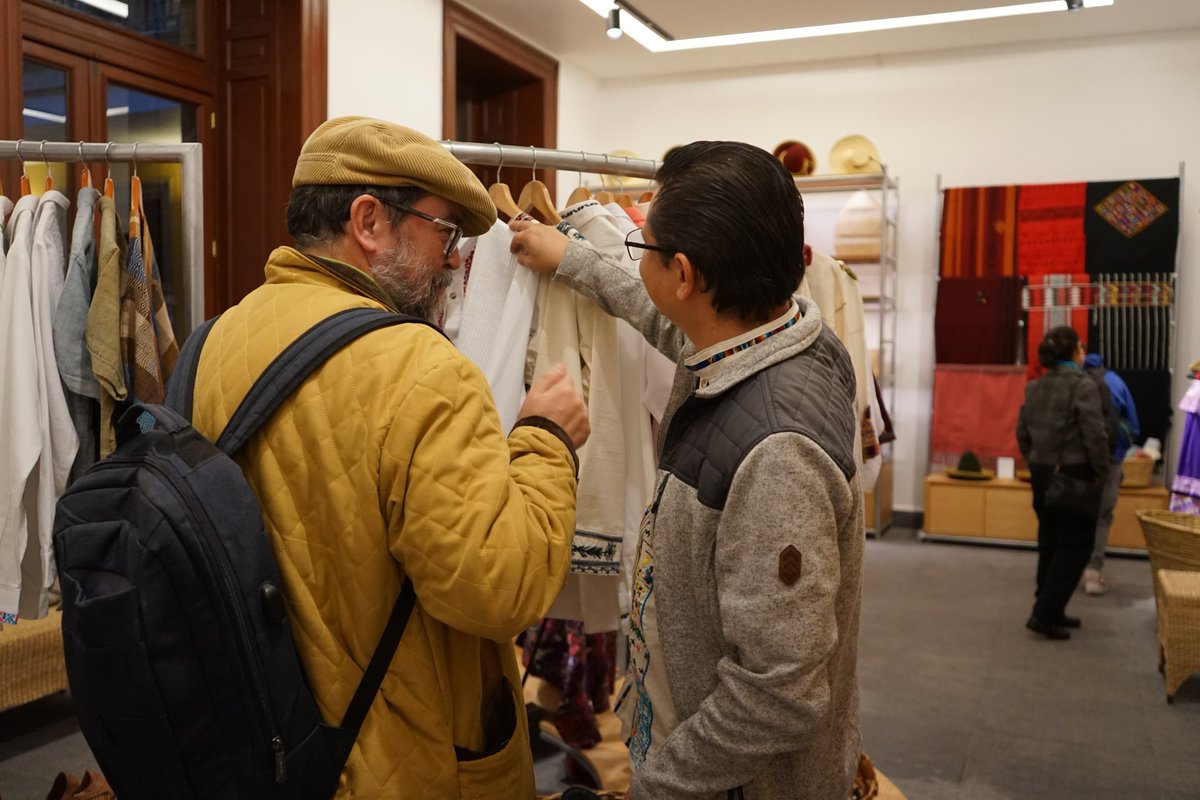 diegomatz's tweet photo. Anoche se inauguró la 4a tienda @Fonart_mx de la Ciudad de México
Increíble que cada vez tengamos más espacios para los artesanos mexicanos ✨️ https://t.co/EoNrm2RyBk