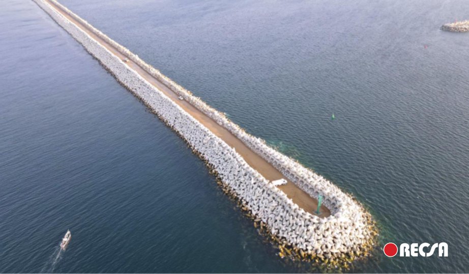 Las obras marítimas son fundamentales para la seguridad y operación de los puertos.
La escollera de Puerto Chiapas cumple un papel clave al proteger la infraestructura portuaria y garantizar la seguridad de las embarcaciones, reduciendo el impacto del oleaje y mejorando las