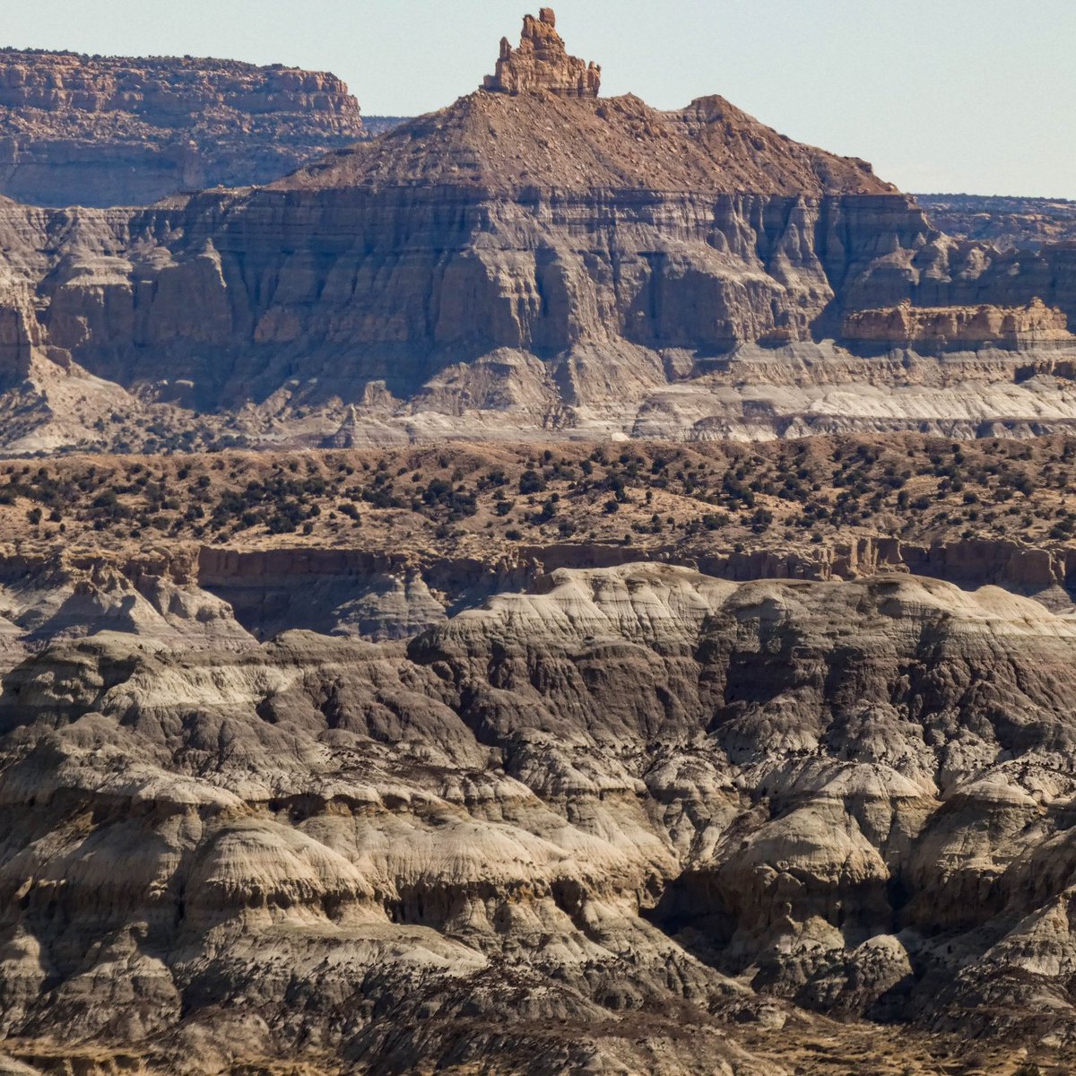 505Nomad's tweet image. The Angel Peak Badlands, near Bloomfield, New Mexico. It is a stark and stunning landscape of colorful, eroded rock formations and canyons surrounding 7,000-foot Angel Peak.

#travel #hiking #daytrip #roadtrip #NewMexico #nature #OptOutside