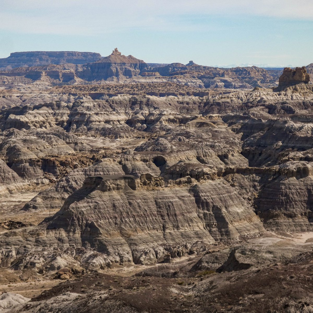 505Nomad's tweet image. The Angel Peak Badlands, near Bloomfield, New Mexico. It is a stark and stunning landscape of colorful, eroded rock formations and canyons surrounding 7,000-foot Angel Peak.

#travel #hiking #daytrip #roadtrip #NewMexico #nature #OptOutside