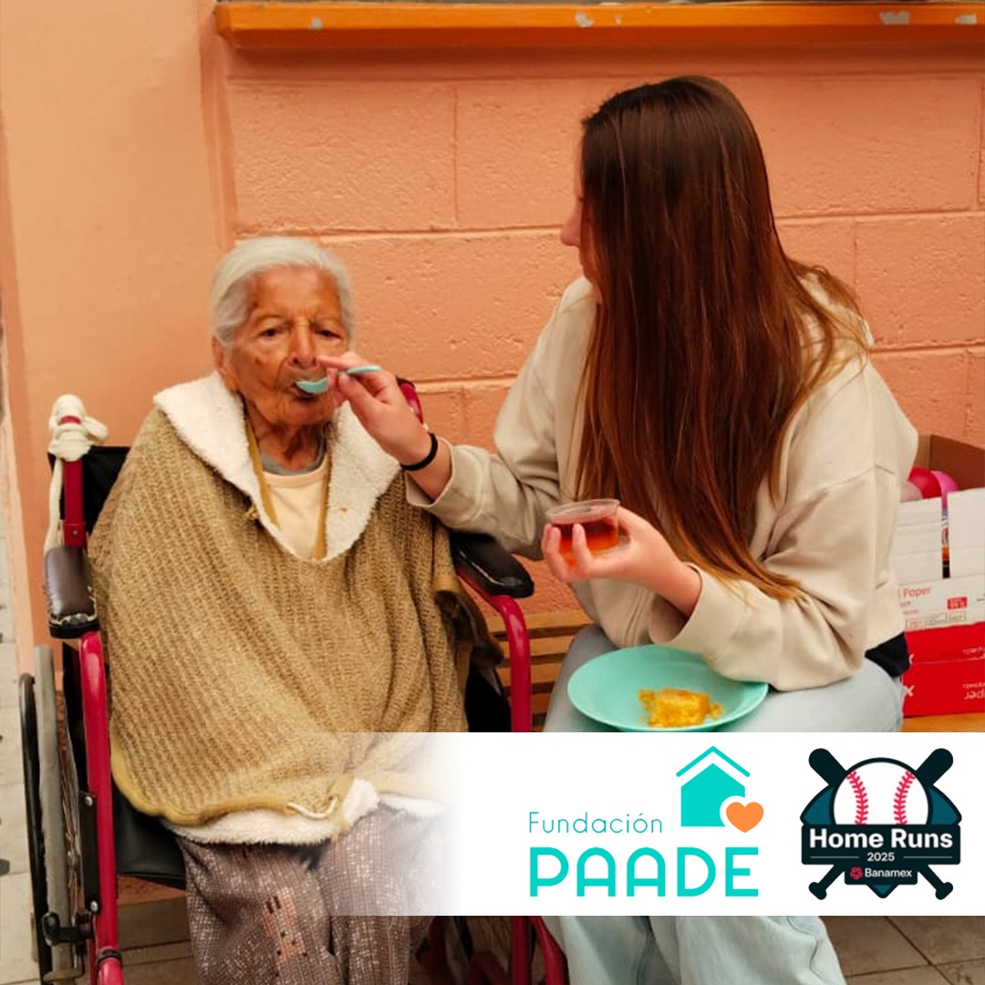 paademx's tweet photo. Un gesto sencillo que lo dice todo: una voluntaria alimenta con amor y ternura a una de nuestras residentes. Momentos que nos recuerdan que la generosidad también se sirve en pequeñas cucharadas de cariño. 💜
#HomeRuns2025 #LogrosCompartidos https://t.co/UHr7FzQTrN