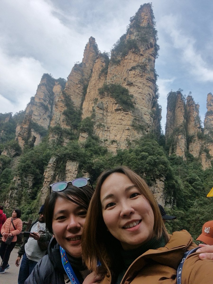 j_juandy's tweet image. When had someone u knew as tourist guide and met your close friend in Zhangjiajie too. It's like working, tasted as holiday trip 😍 #worklyfe