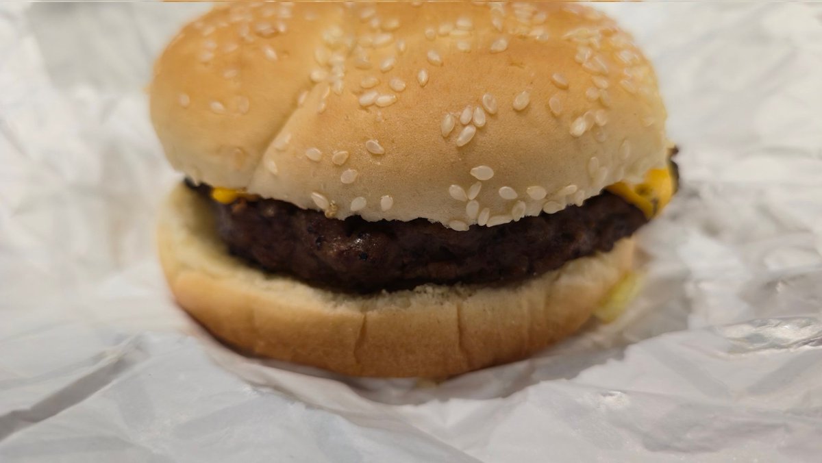 Sykotyk's tweet photo. Black Angus Cheeseburger. $7 if paying. #StadiumEats https://t.co/eiOYZNZgAs