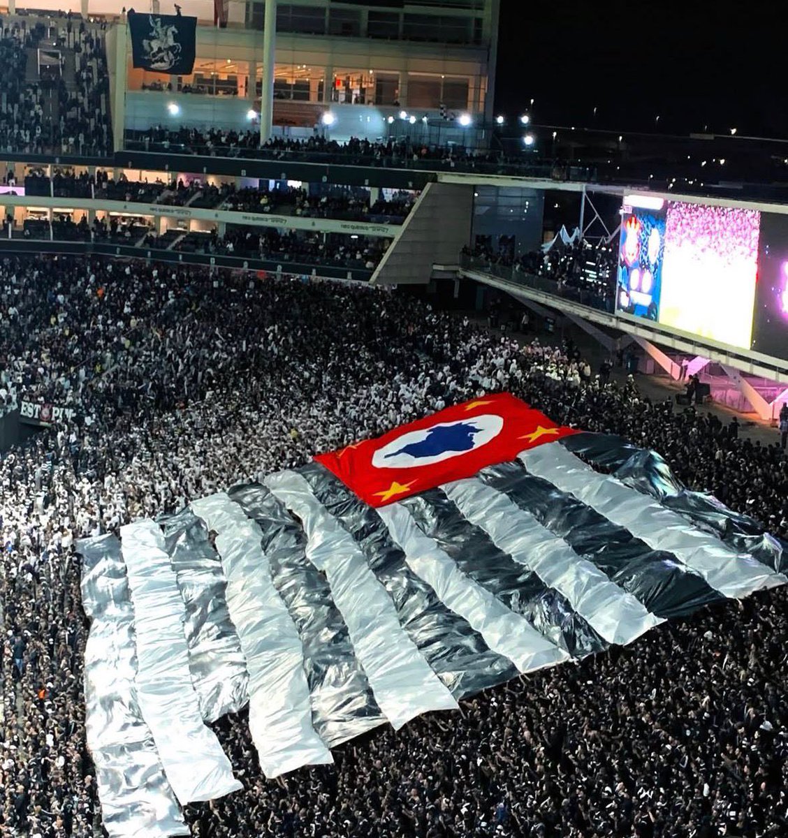 Muitos imbecis estão problematizando o bandeirão que a Gaviões abriu na Arena?

Então quer dizer que só nordestino pode se orgulhar das suas raízes, da sua terra ou da origem do seu clube?