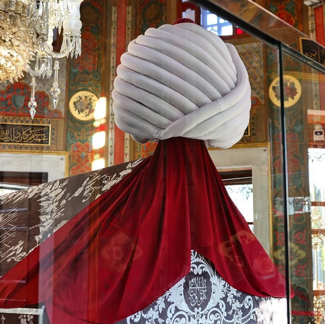 30 yıllık saltanatına 20'den fazla sefer sığdırdı.

Bu dünyadan aklıyla, imanıyla bir Mehmet geçti. Ve iman ettiği Hakka yürüdüğünde Osmanlı bir cihan devlet olmuştu.

Hanedan-ı Âli Osman'ın ve Devlet-i Âliyye'nin 7.Hükümdarı.
Fatih Sultan Mehmet Han.🌹