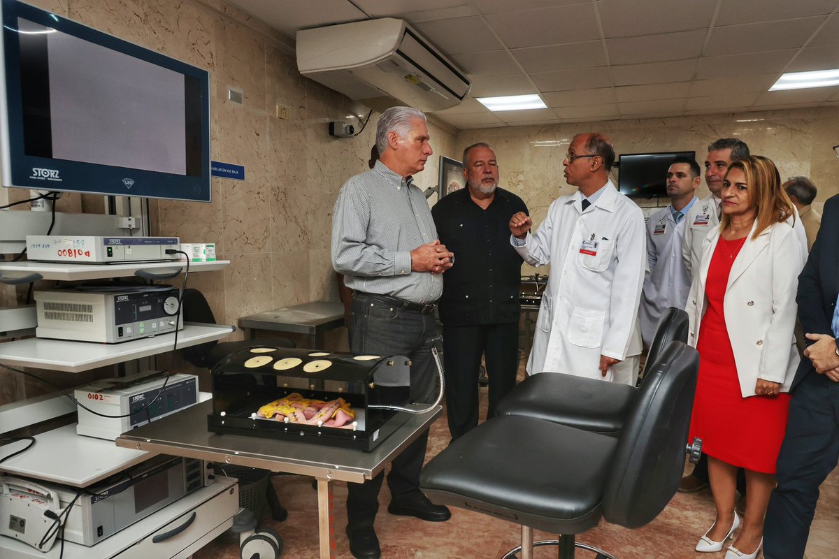 PresidenciaCuba's tweet photo. 📍| Acompañado por el primer ministro, @MMarreroCruz, el viceprimer ministro, @EdMartDiaz,  y el ministro de Salud Pública, @japortalmiranda, el Presidente recorrió áreas del Centro e intercambió sobre las experiencias en los procesos de digitalización de las historias clínicas. https://t.co/MUmJAqJxZn