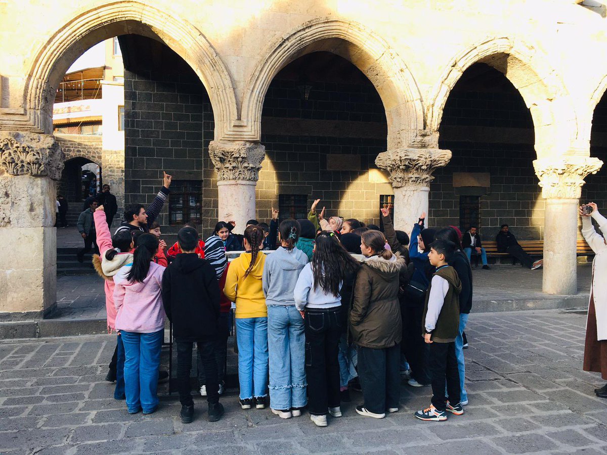 Katip Çelebi Ortaokulu 6. ve 7. Sınıf öğrencilerimize yönelik ÇEDES kapsamında Diyarbakır’ımızın ;

📍 ULUCAMİ
📍HASANPAŞA HANI
📍KEÇİ BURCU
📍HZ SÜLEYMAN CAMİ
📍ON GÖZLÜ KÖPRÜ

Başta olmak üzere tarihi ve manevi mekanlarını gezdiren ve geziyi organize eden DİKAB öğretmenimiz