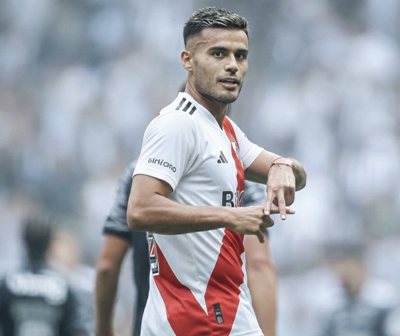 Uma atualização e uma correção a respeito de Fausto Vera: o volante já está na Argentina e já realizou exames médicos. Assinará hoje o empréstimo de um ano com o River.

A opção de compra é de 4,5 milhões de dólares e não 4 milhões como havia dito anteriormente.