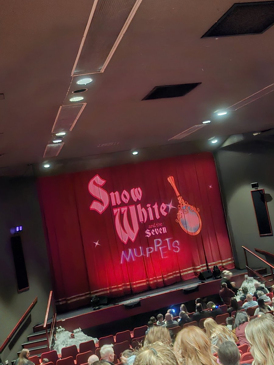 _LinziM's tweet image. Panto time with my mum ☺️❤️