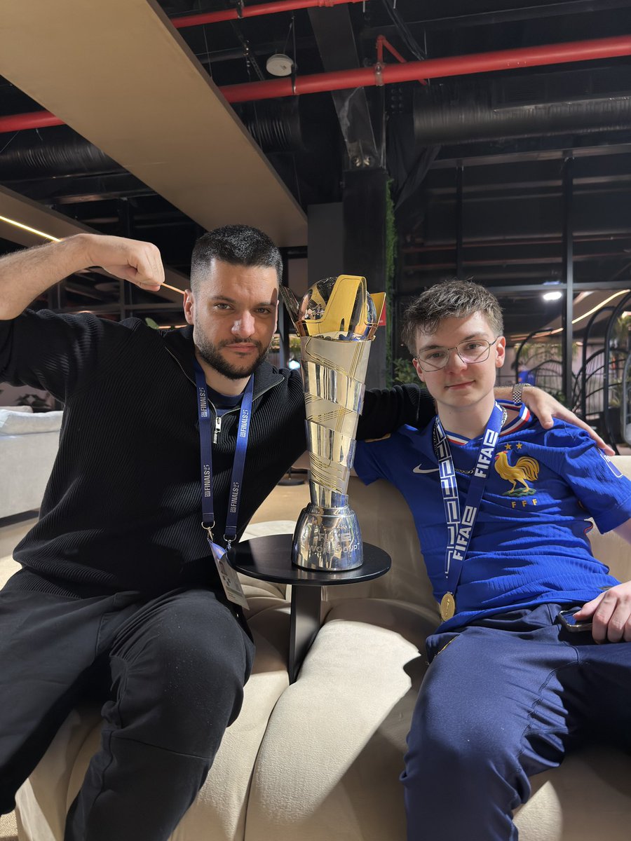 Tellement heureux pour mon <a href="/zenrll/">Vitality zen 🙈🦦</a> ça fait du bien de le voir soulever un trophée à nouveau ❤️